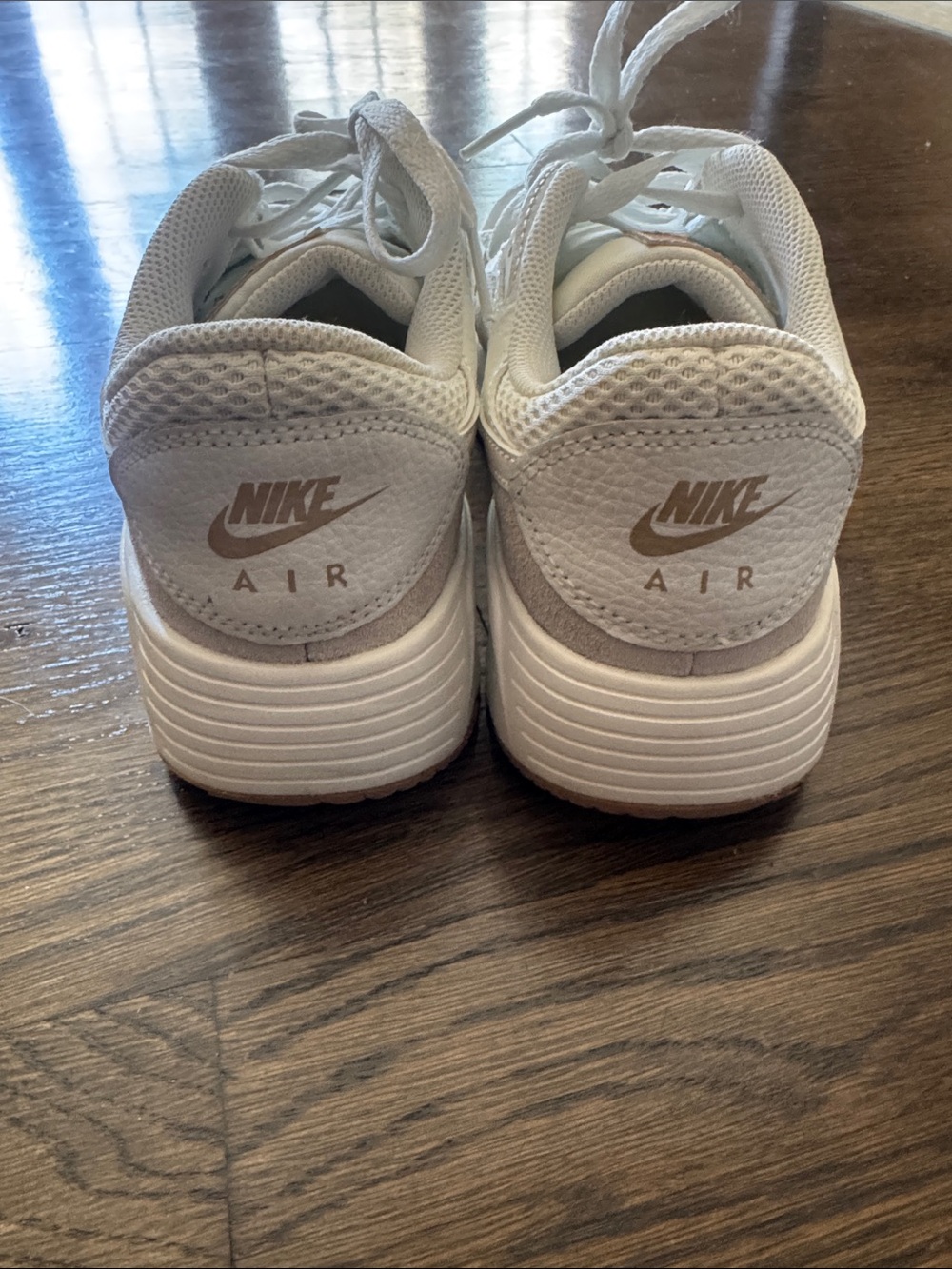 Nike beige and white low-top sneakers - Picture 2 of 5